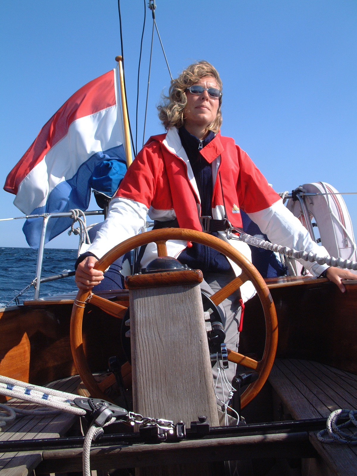 Tjimka Bakker aan het roer van de SVEA tijdens haar solo zeiltocht in 2001