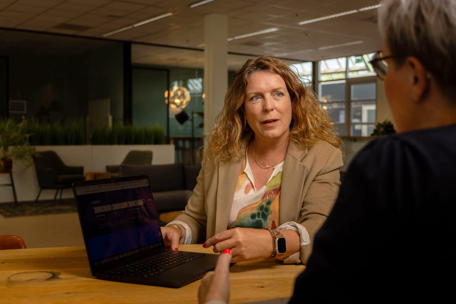 Tjimka Bakker in gesprek met een klant